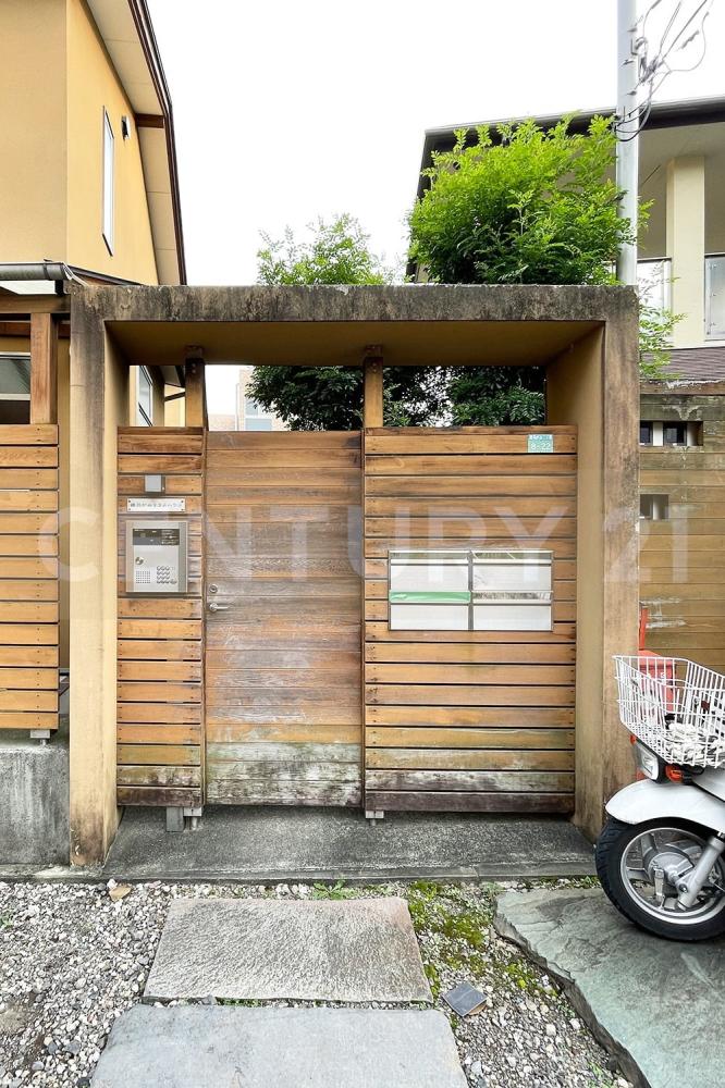 �����s�L����G�i���J�Q���ڂ̃A�p�[�g�̃G���g�����X