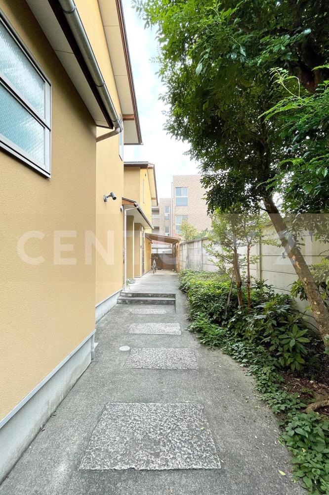 �����s�L����G�i���J�Q���ڂ̃A�p�[�g�̃G���g�����X