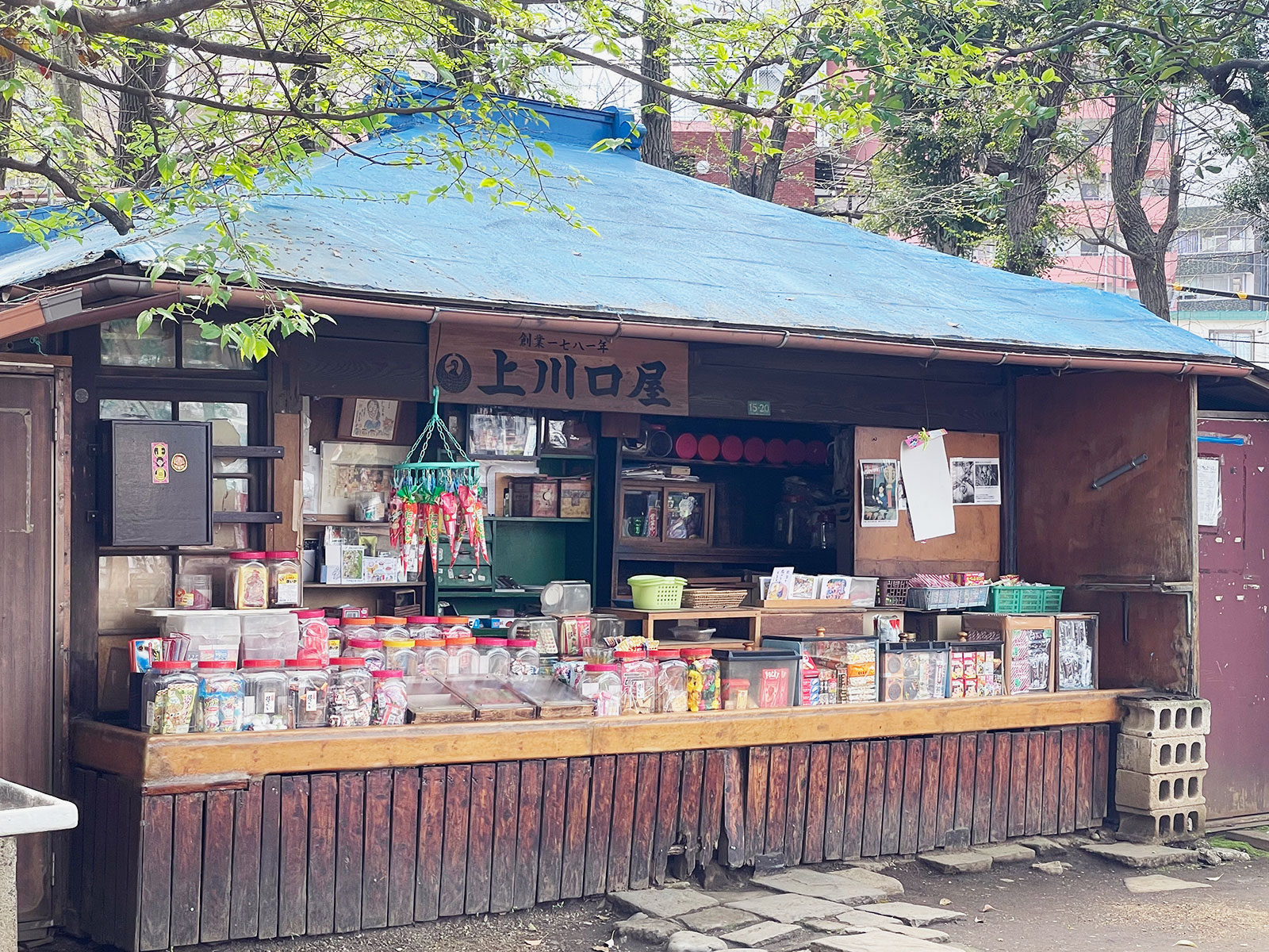 江戸期創業の駄菓子屋、上川口屋さん