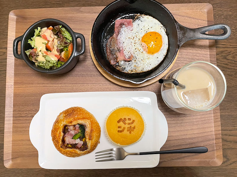 ペンギンPal目白店 目白 パン屋さん ガラス張り 明るい店内 焼き立てパン カレーパン チーズ蒸しパン 金賞受賞 イベリコ豚ベーコンの焼きカレーパン 焼印 食欲の秋 朝ごはん 朝ごぱん 日曜日