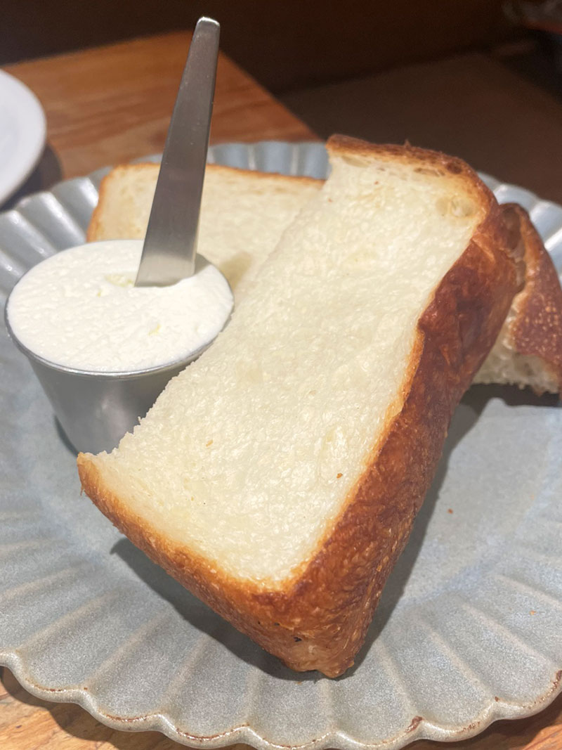 EDW ESPRESSODWORKS 焼き立てパン 人気店 ランチ ワンハンドレッド トリュフオムレツ