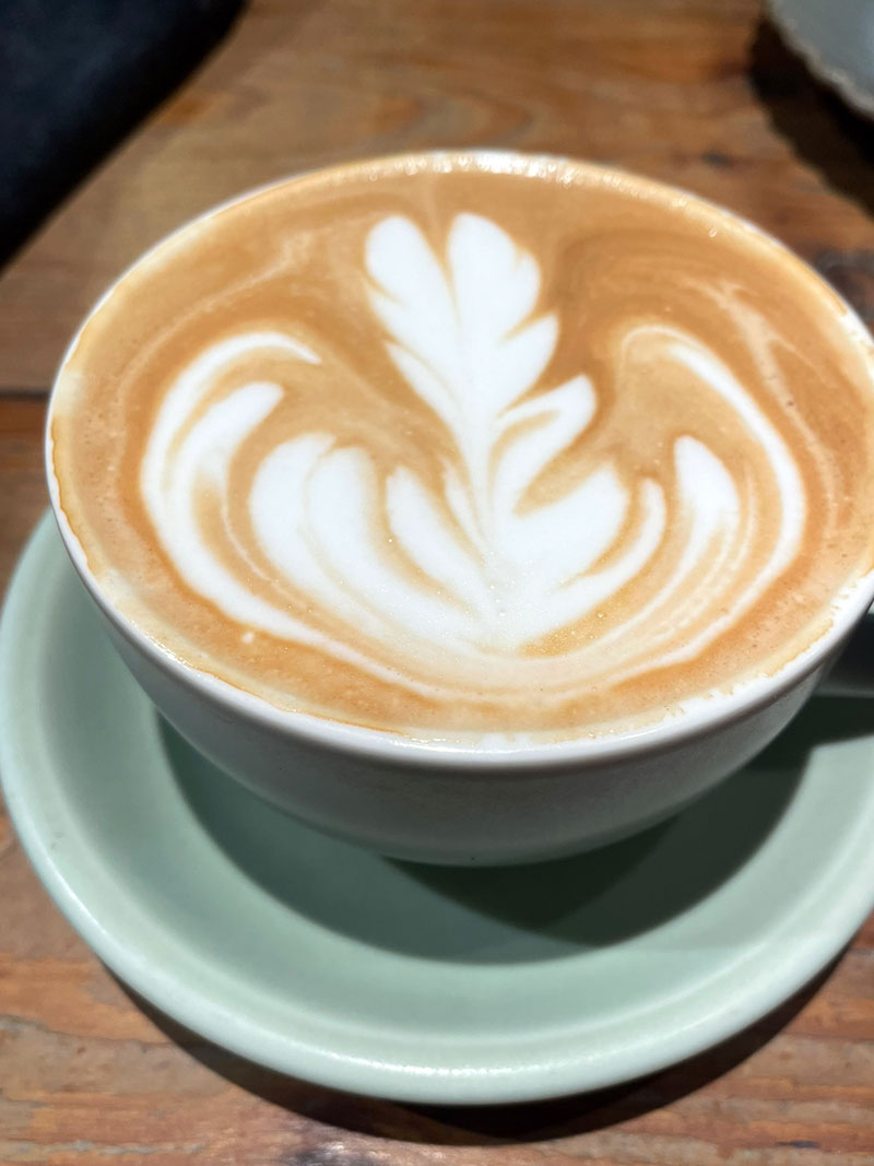 EDW ESPRESSODWORKS 焼き立てパン 人気店 ランチ ワンハンドレッド トリュフオムレツ