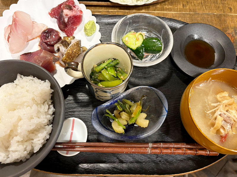 東通り 和食屋 和食屋さん ランチ お昼ごはん 人気店 予約が必要なお店 初来店 五島列島アジフライ お刺身盛り合わせ 本鮪頬肉 キントキダイ ホタルイカ沖漬け ウツボ 新潟県産 新米 新之助 炊き立てごはん パキラハウス