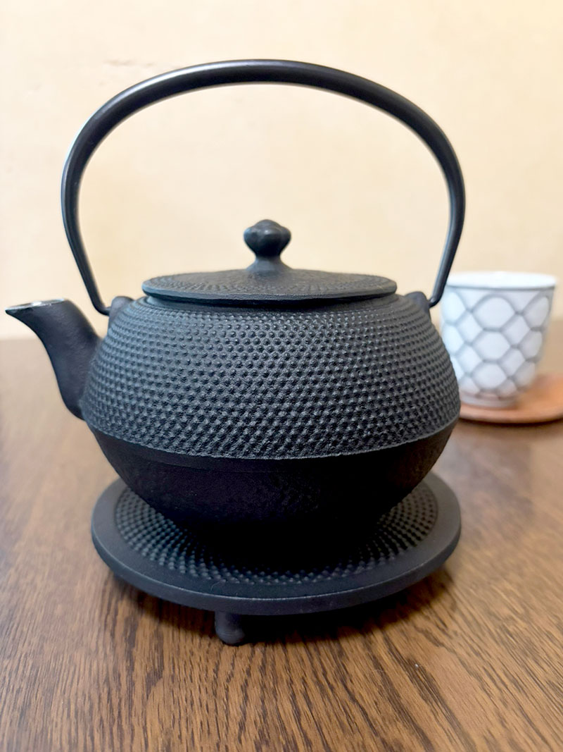 南部鉄器 南部鉄器の鉄瓶 鉄瓶 鉄瓶のある暮らし 鉄瓶生活 お茶時間 お茶の時間 ティータイム おうち時間 丁寧な暮らし 暮らしを楽しむ 日々の暮らし 暮らしの道具 お気に入りの道具 日本の道具 ほっとひと息 ゆっくり過ごす 小さな幸せ